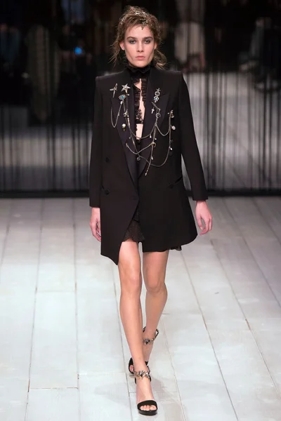 Look 18